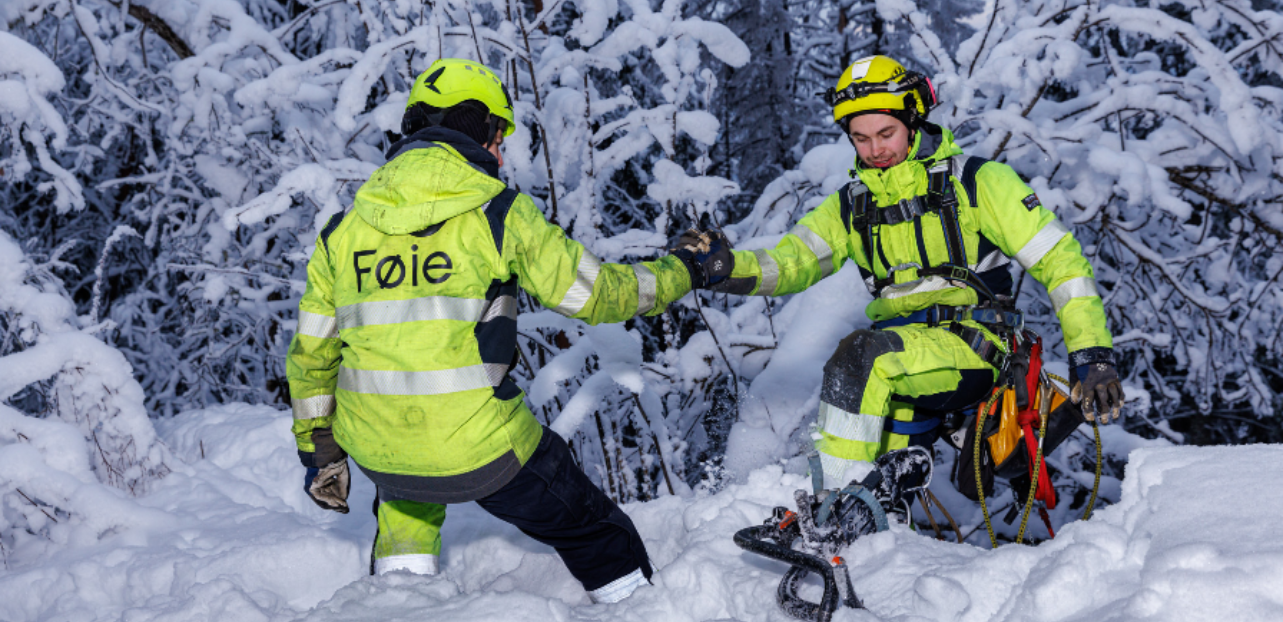 Hemsil nett blir Føie to montører ute i skogen everk
